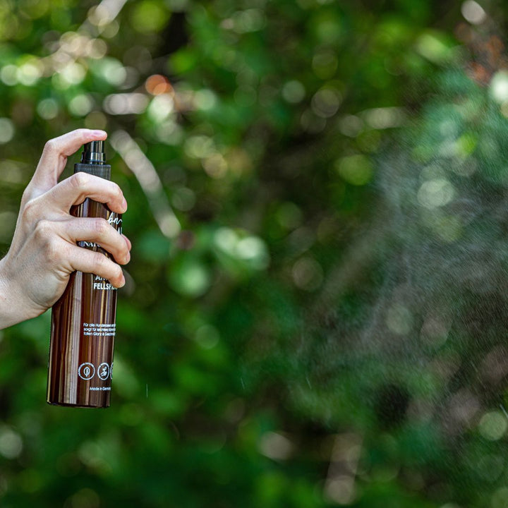 Sprühnebel des Anti-Ziep-Fellsprays von Balau Naturkosmetik bei der Anwendung