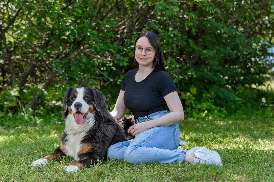 Shopinhaberin von Balau Naturkosmetik mit ihrer Berner Sennenhündin Luna – die Inspiration hinter der Marke