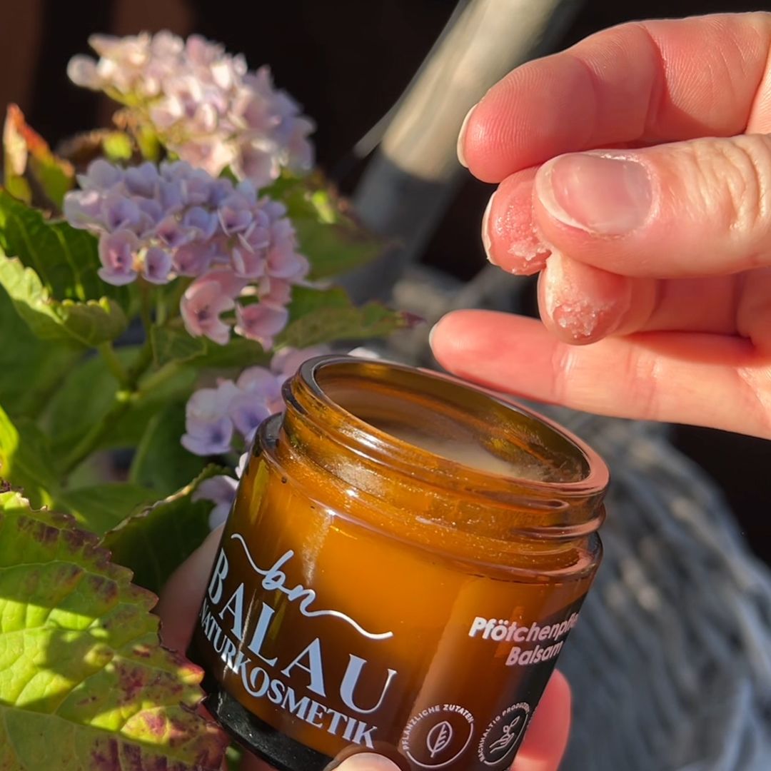 Balau Naturkosmetik Pfötchenpflege-Balsam – natürliche Hundepflege, Entnahme mit den Fingern aus der Glasdose