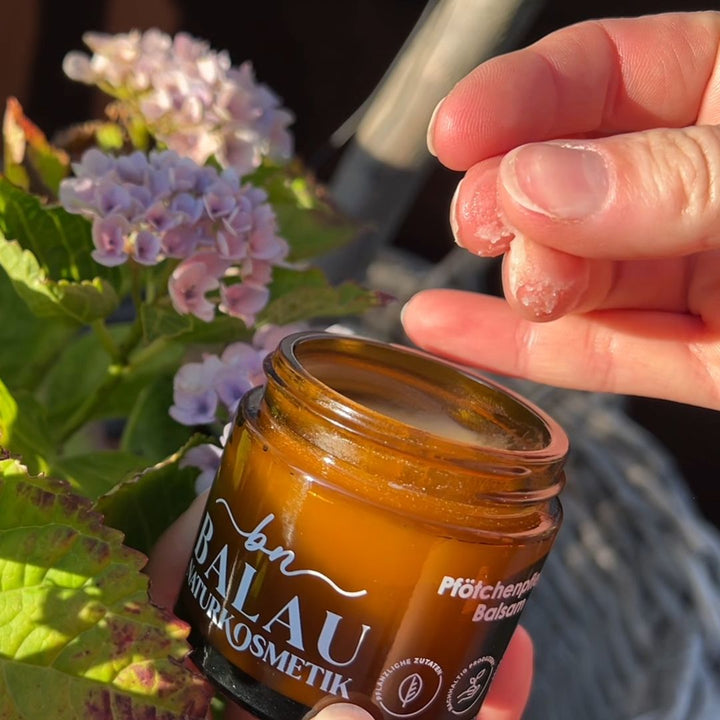 Balau Naturkosmetik Pfötchenpflege-Balsam – natürliche Hundepflege, Entnahme mit den Fingern aus der Glasdose